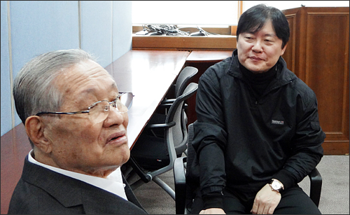 노환규 회장 단식 첫날…개원의·전공의 등 지지방문