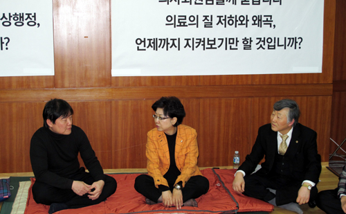 박인숙 의원, 노환규 의협회장 단식투쟁장 방문