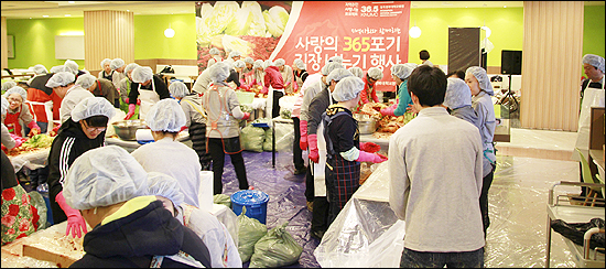 칠곡경북대병원, 불우이웃에 김장·연탄 나누기