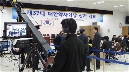 대약 개표장 속 개표자·참관인·기자 '각양각색' 풍경