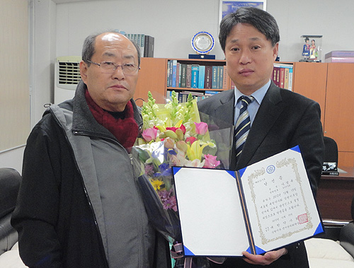 강원도 선관위, 이경복 당선자에 당선증 전달

