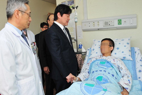 노환규 회장, 환자에게 피습당한 정신과의사 위로방문