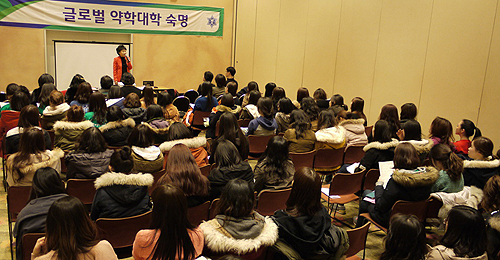 숙대 약대 동문회, 신입생 오리엔테이션 참석

