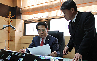 "인선파문에 전의총 약국 고발"…조찬휘호 내우외환