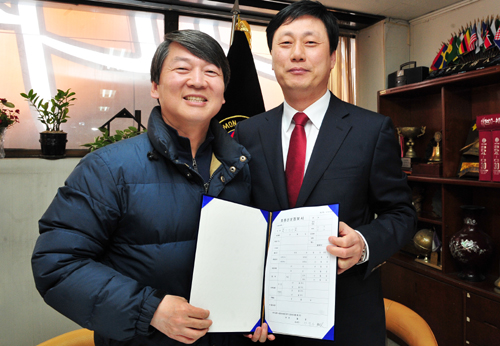 "안철수, 나도 의사다"…선거 앞두고 의협회원 가입