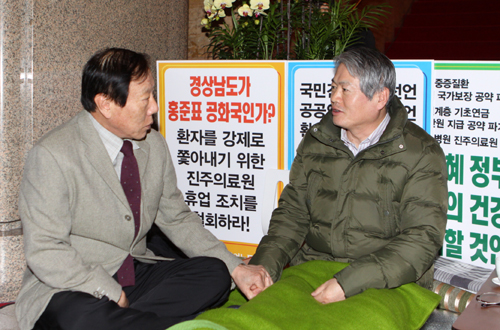 병협 김윤수 회장, 김용익 의원 단식 농성장 방문