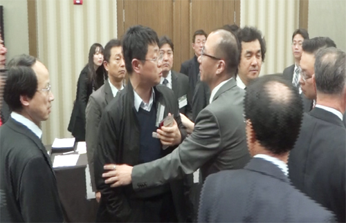김용익 의원 누가 초청했어? 고함치고 입틀어 막고 