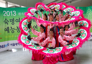 서울대병원, 로비에서 전통 무용 공연 개최