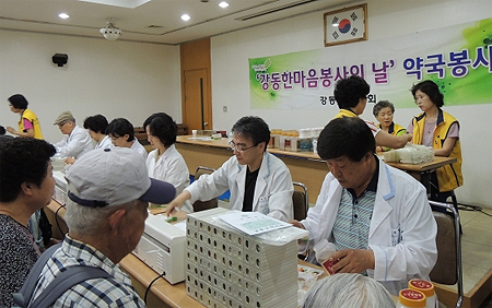 강동구약, 봉사약국 열고 어른신 179명에 무료투약