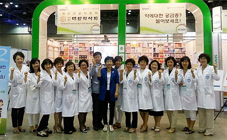 대약 여약사위원들, 복지 엑스포서 건강부스 운영
