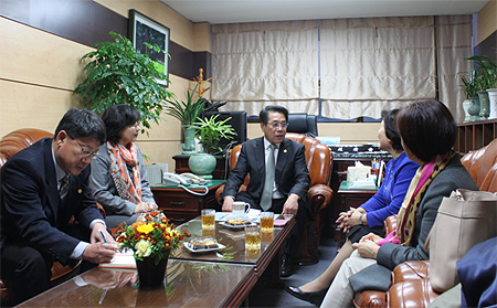 조찬휘 회장, 서정숙 한국여약사회장과 환담