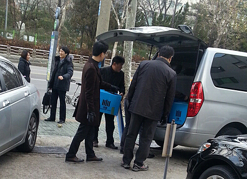 숨가빴던 압수수색 6시간…약학정보원 위기