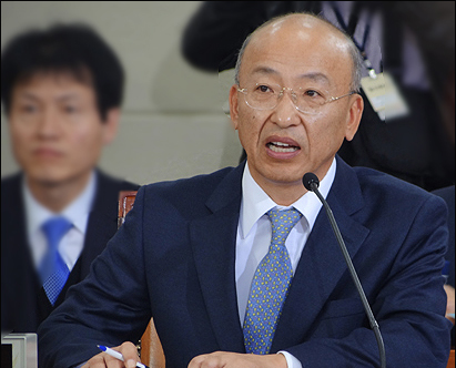 "시장형실거래가 재시행은 국회와 등 지겠다는 것"