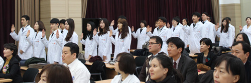 "약사로서 사명감을"…약대 졸업반 가운 착의식