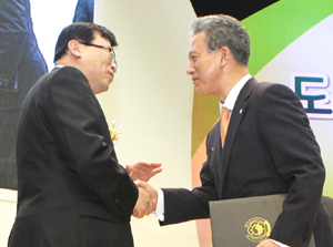 고대 김우경 의무부총장, 국무총리 표창 수상