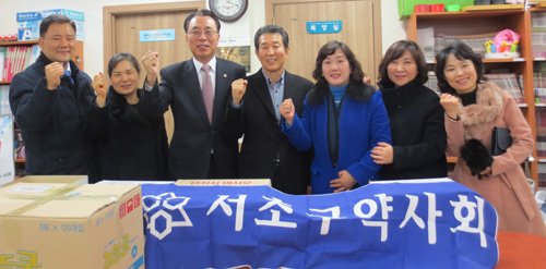 서초구약, 관내 탈북 청소년 학교에 영양제 전달