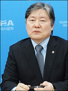 노환규 회장, 복지부 맹비난…의약단체엔 사과