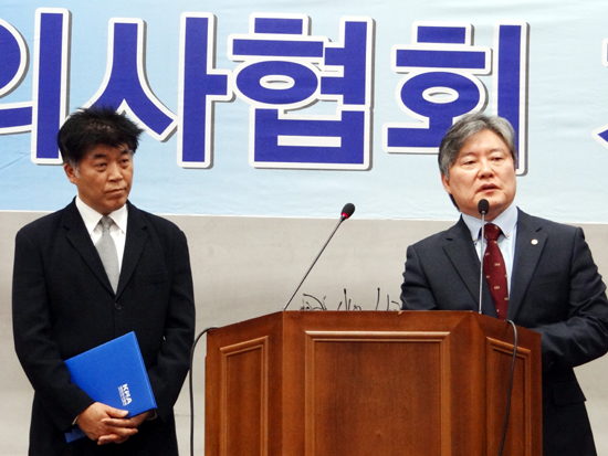 노환규 회장 "정부 협상안 추진의지 믿는다"