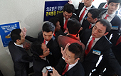 의협 임총 현장 '아수라장'…일선 회원 진입시도