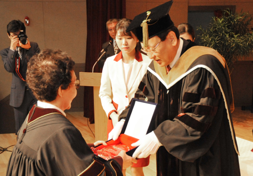 이혜자 전 덕대 총동창회장, 1호 명예 약학박사로
