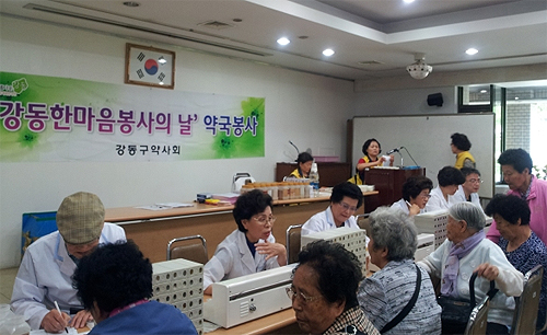 강동구약, 어르신 대상 봉사약국서 구슬땀