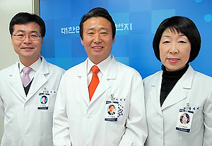 "가운 과태료 폐지법 잉크도 안 말랐는데 웬 명찰"