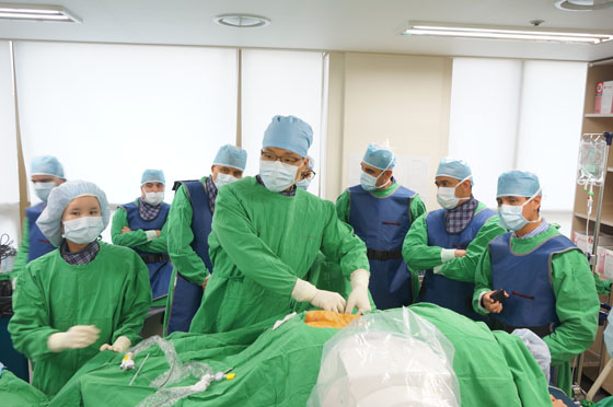 "척추비수술치료법 배우러 한국왔어요"