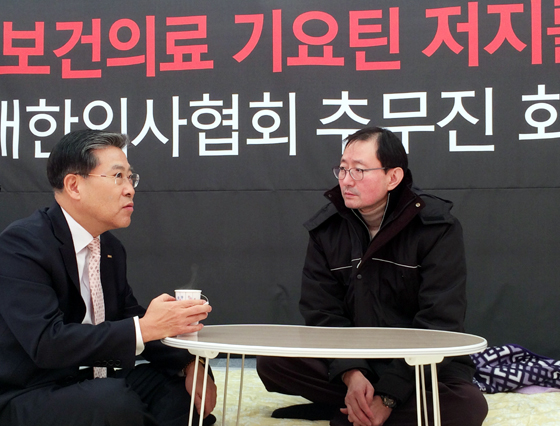 추무진 의협회장 단식농성 현장에 누가 왔다 갔나