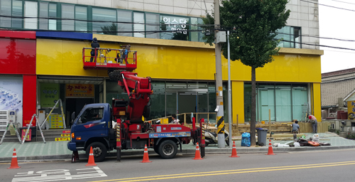 병원 출입구 인근 약국개업 준비…주변약사들 '들썩'