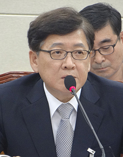 정 장관 "국내 실정맞는 공보의 수급대책 곧 검토"
