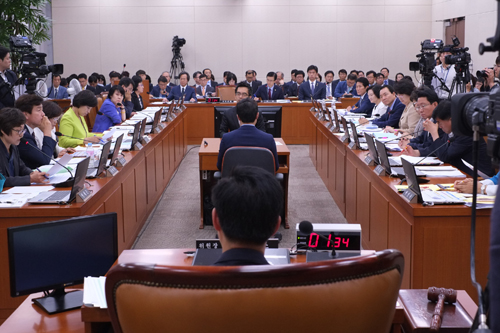 복지위 첫 법안회의 삐걱…여당, 상정안건 불만 퇴장