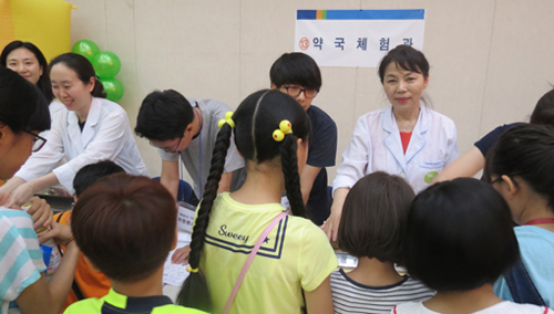 성동구약, 약국체험교실 열어 어린이 300여명 실습 