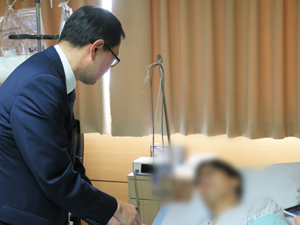 추무진 회장, 경북 고령군 흉기 찔린 의사 위로 방문