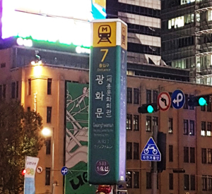 '촛불'이 가져온 양면…편의점은 호황·약국은 불황