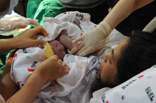 새해둥이 첫 울음…2.92kg 건강한 여아가 주인공