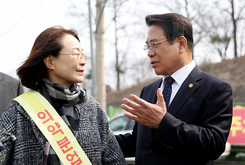조찬휘 회장 병원부지 약국개설 시위현장 찾았지만…
