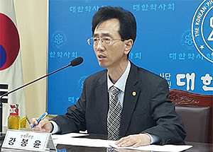 박인춘-강봉윤 어색한 만남…강 "대의원 인준 받아라"