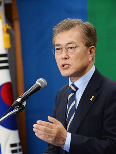 약사들 "규제완화 그만"…문 대통령에 기대감