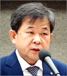 김필건 한의사협회장, 수가하락 책임 전격 사의 