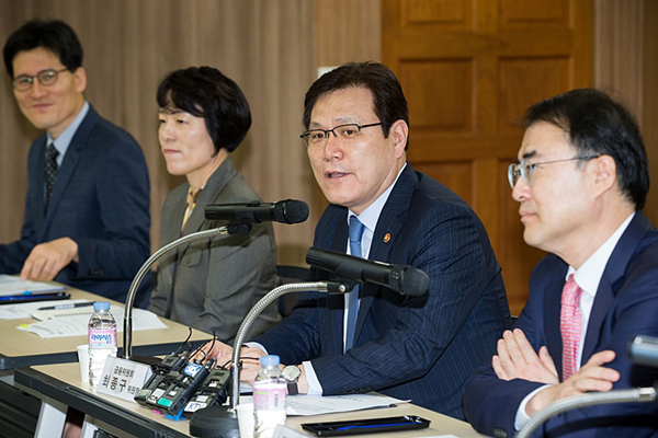 내년 상반기 실손의료보험료 인하…문재인 케어 여파