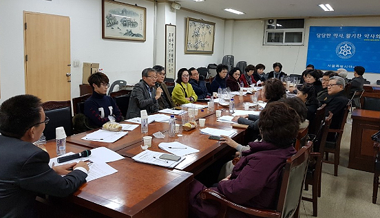 "상비약 확대 불가"…서울 약사들, 청와대 촛불시위