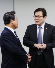 카드수수료 0.3%p 인하 혜택…약국 규모별로 희비