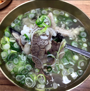 먹쓰 | 이 겨울, 뜨끈한 곰탕 국물에 소주 한 잔