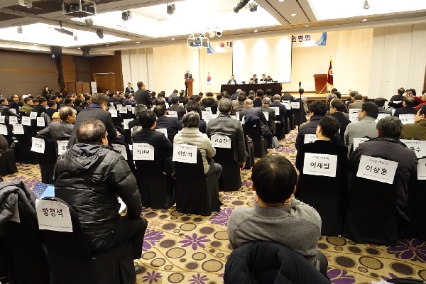 탄핵 무산됐지만…의협임총 추무진 회장 비판 일색