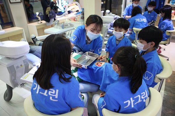 동아제약 가그린 치과 '어린이 직업 체험' 활동