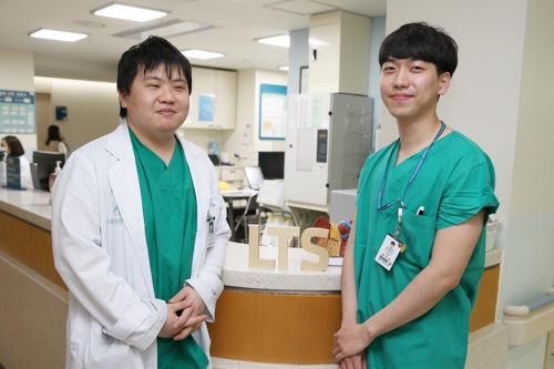 부친 간기증 학생들, 서울아산병원 '의사·간호사' 장성