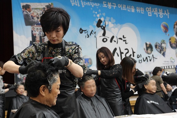 동성제약, 노인 대상 세븐에이트 염색봉사 실시