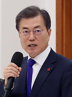 文대통령 "의료기기산업 낡은 관행·제도 혁파"