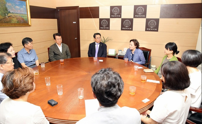 약사회, 윤영미 희귀의약품센터장과 환담
