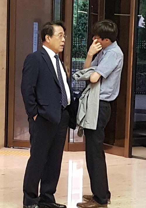 긴장감 속 안전상비약 회의 개시…조찬휘 회장도 출동